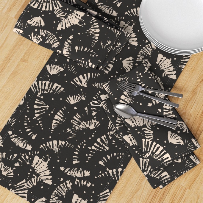 "Like Japanese Fans - dark" - Runner - by Fotopoiesi su Spoonflower